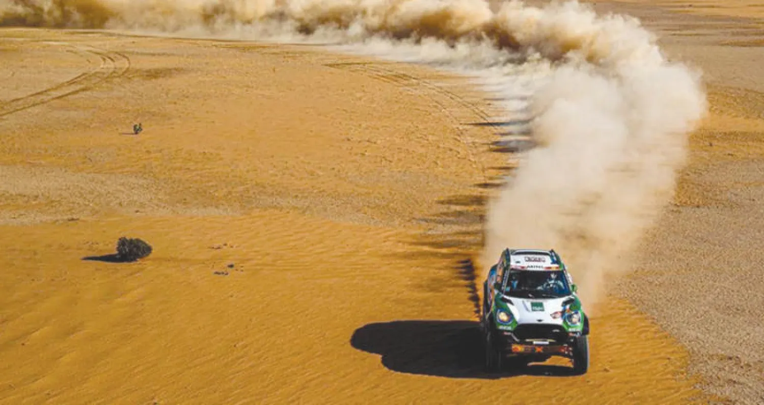 جانب من سباق السيارات في رالي داكار السعودية أمس (الشرق الأوسط)