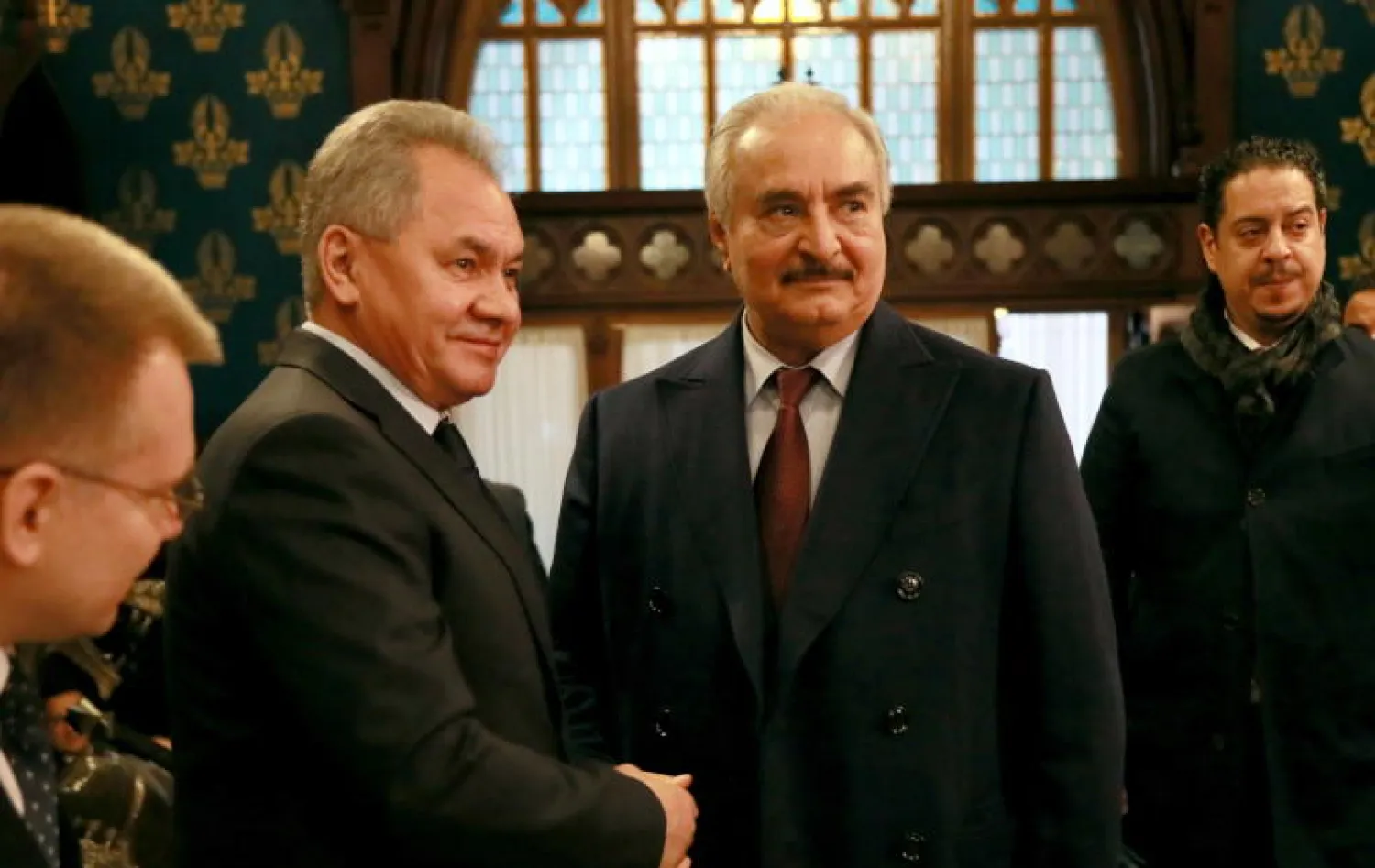 المشير خليفة حفتر يصافح وزير الدفاع الروسي سيرغي شويغو خلال زيارته لموسكو (إ.ب.أ)