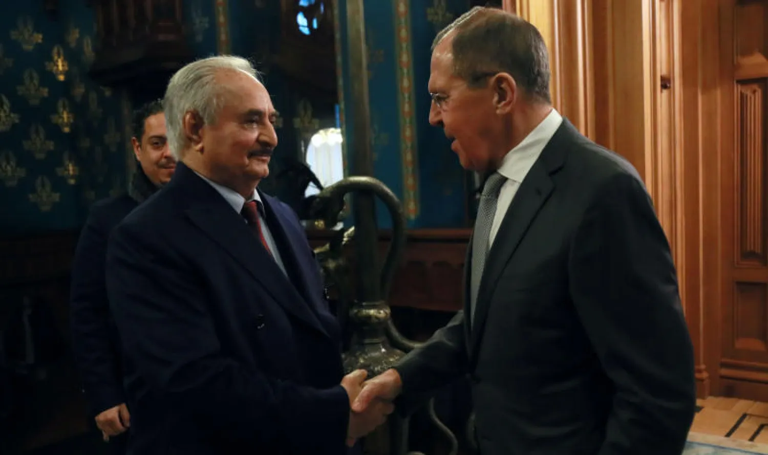 المشير خليفة حفتر يصافح وزير الخارجية الروسي سيرغي لافروف خلال زيارته قبل محادثات في موسكو (رويترز)