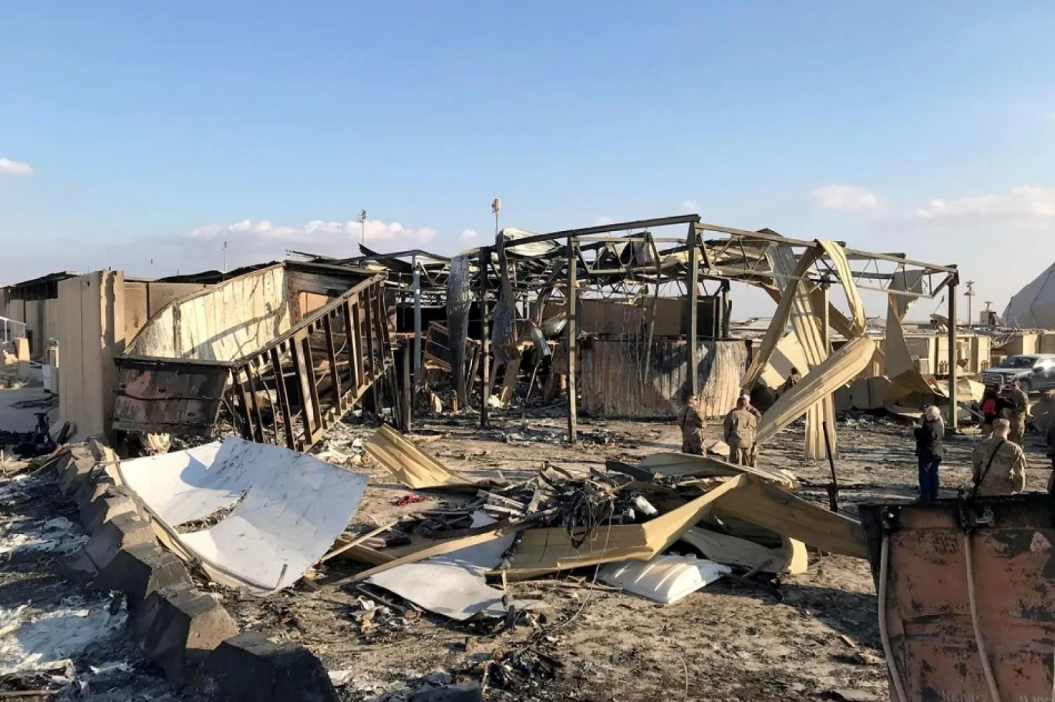 ABD’li askerler, İran’ın füzelerle hedef aldığı Ayn el-Esed Üssü’nde incelemelerde bulunuyor (Reuters)