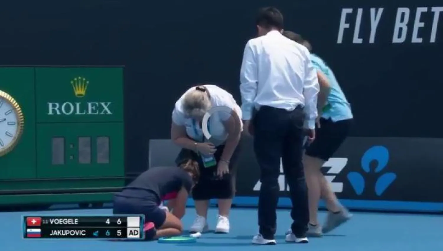 السلوفينية داليلا ياكوبوفيتش تنهار من السعال خلال تصفيات بطولة أستراليا المفتوحة (الغارديان)