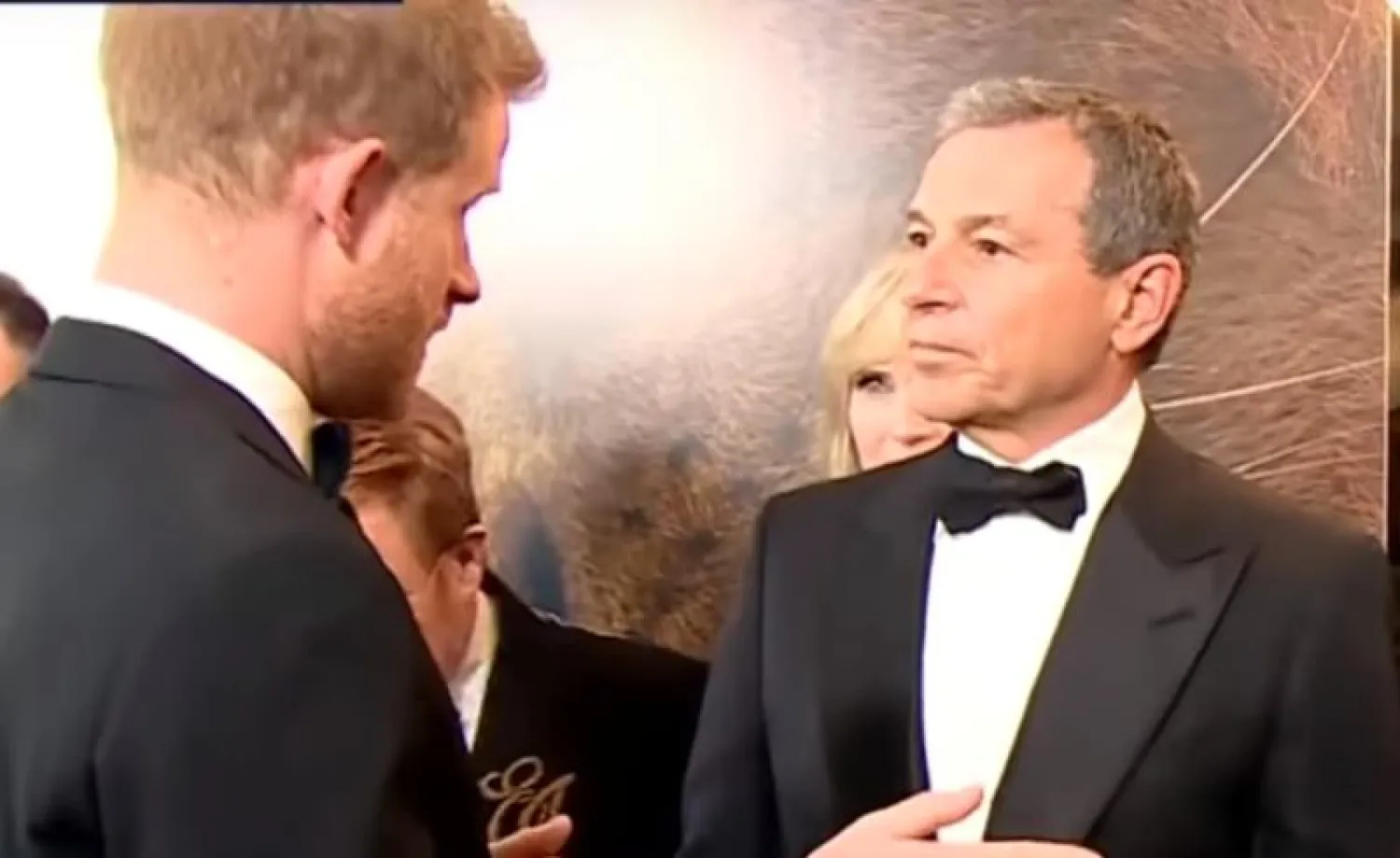 لقطة من الفيديو تظهر الأمير هاري وهو يتحدث مع بوب إيغر الرئيس التنفيذي لـ«ديزني»