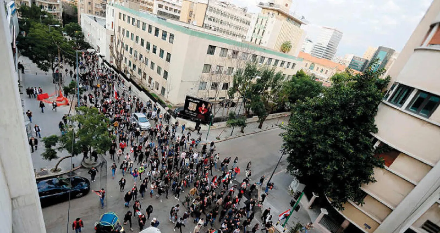 متظاهرون يحتشدون أمس أمام منزل رئيس الحكومة المكلف حسان دياب (أ.ف.ب)