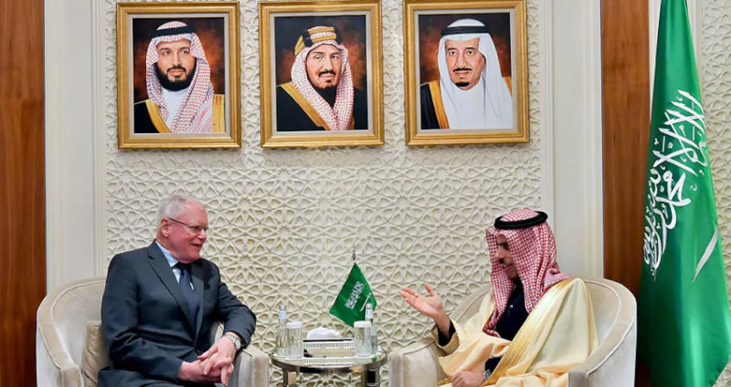 وزير الخارجية السعودي لدى لقائه في الرياض أمس المبعوث الأميركي الخاص بسوريا (واس)