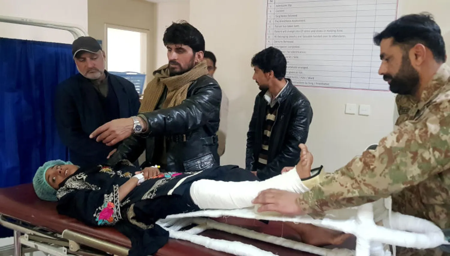 الطفلة سامينا بيبي خلال محاولة إسعافها (رويترز)