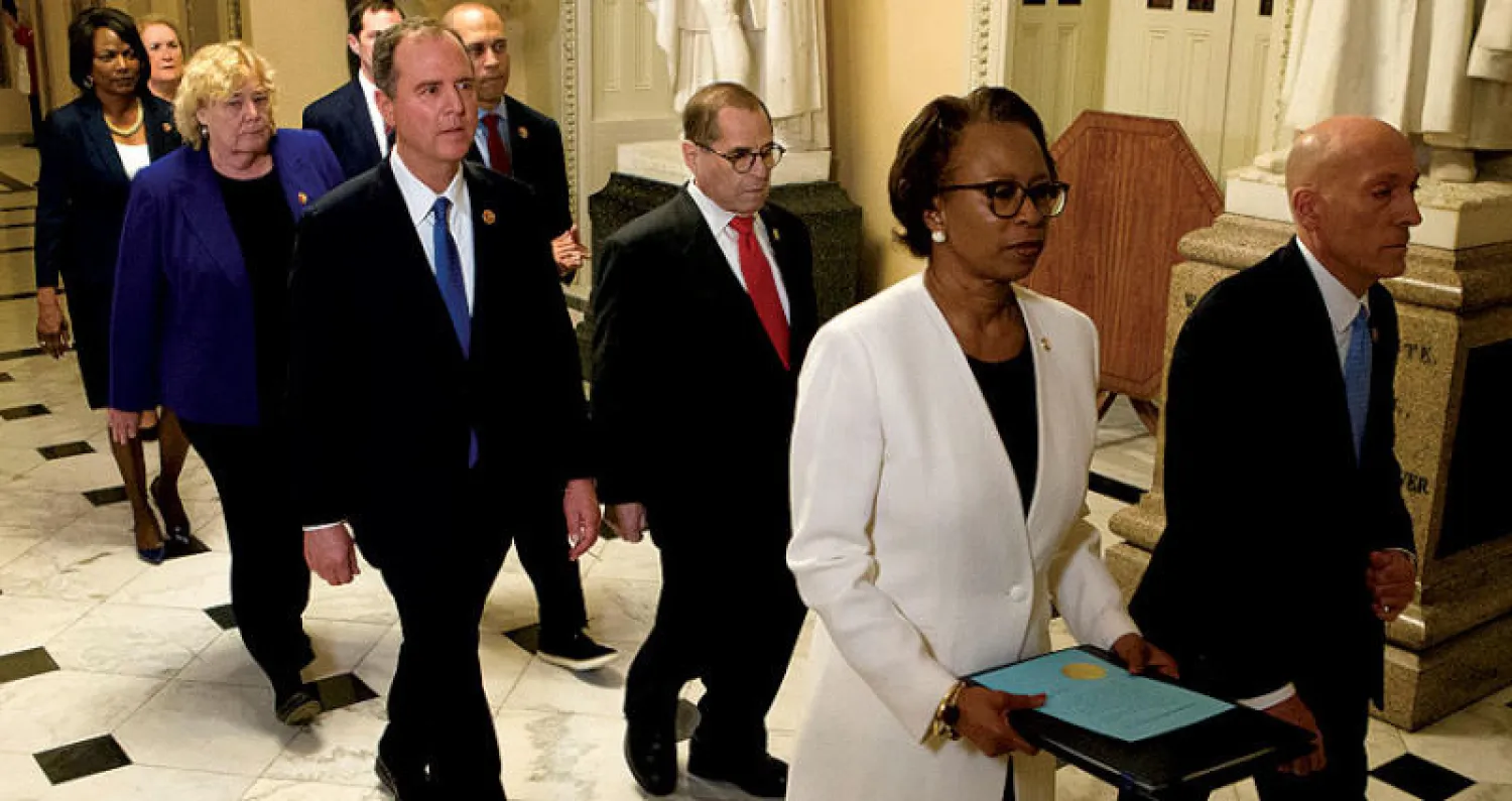 فريق الادعاء يتوجه إلى مجلس الشيوخ لتقديم بنود الاتهام أول من أمس (رويترز)