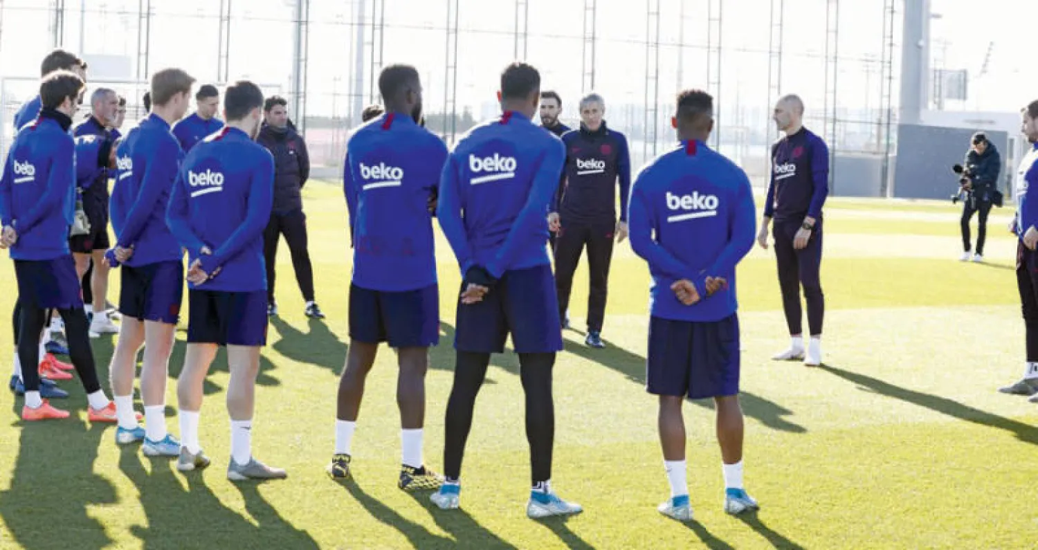 سيتين مدرب برشلونة الجديد يتحدث للاعبيه في أول يوم يقود فيه الفريق