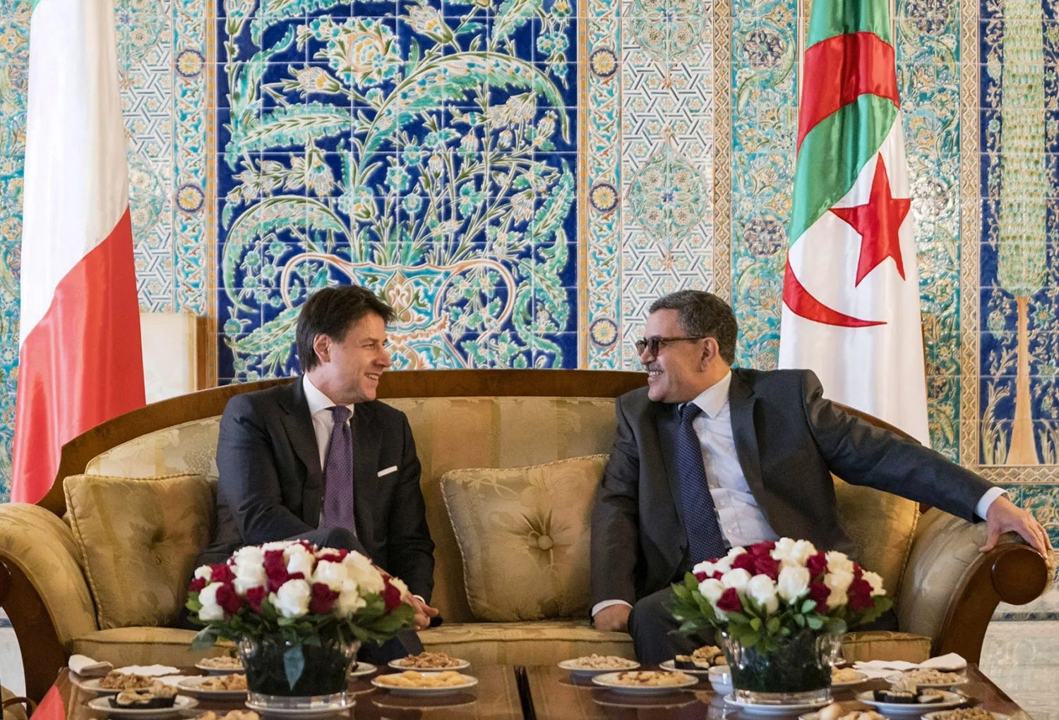رئيس الوزراء الإيطالي جوزيبي كونتي خلال لقائه مع نظيره الجزائري عبد العزيز جراد (د.ب.أ)
