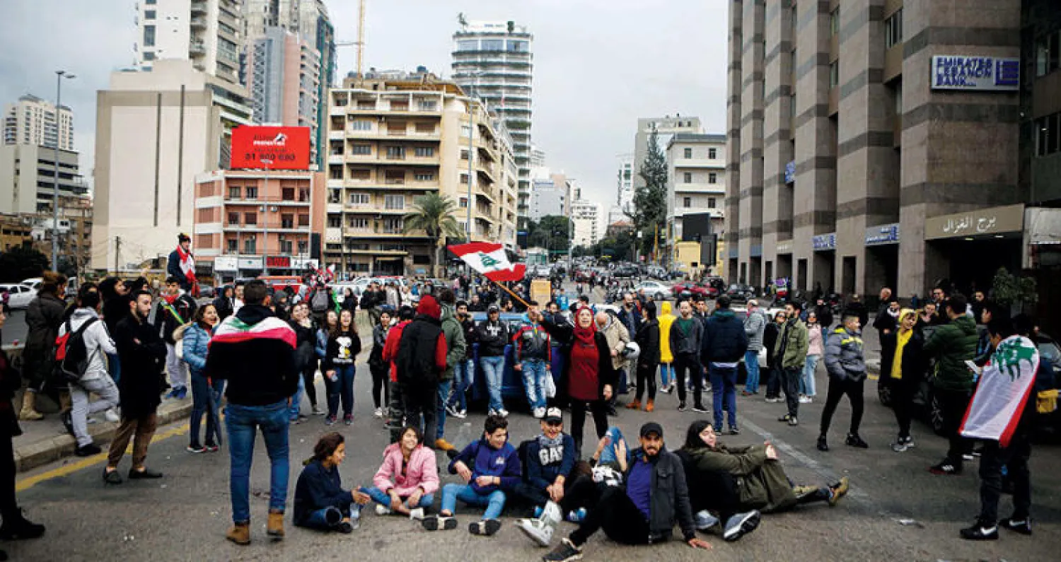 متظاهرون قطعوا أمس جسر الرينغ الذي يربط بين شطري بيروت (أ.ف.ب)