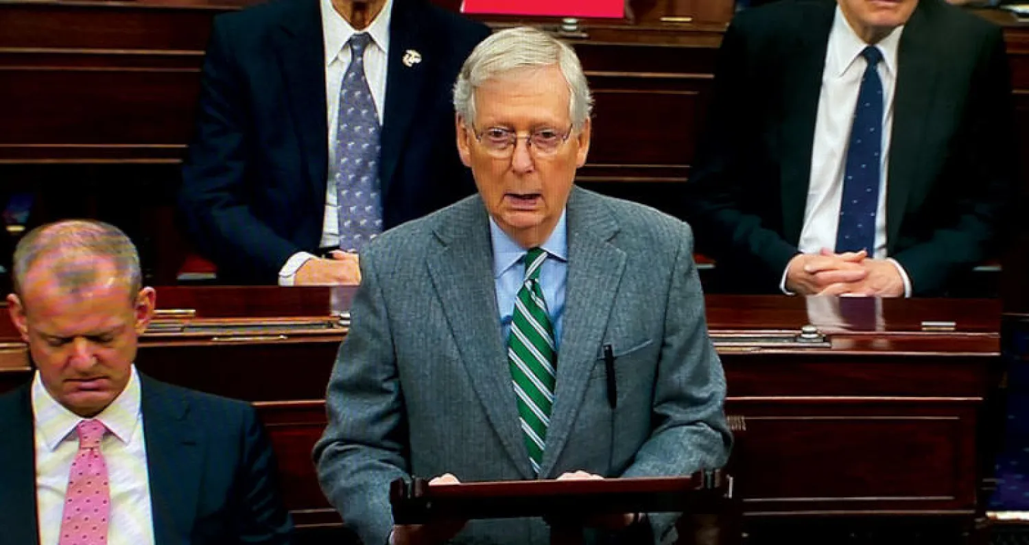 السيناتور الجمهوري وزعيم الأكثرية في مجلس الشيوخ يخاطب رئيس المحكمة العليا (رويترز)