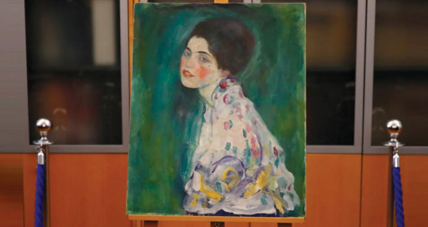 لوحة «بورتريه امرأة» التي عثر عليها الشهر الماضي مخبأة في باحة «صالة ريتشي أودي» للفن الحديث بمدينة بياتشنسا بشمال إيطاليا وأثبت الخبراء أنها للفنان غوستاف كليمت (أ.ب)