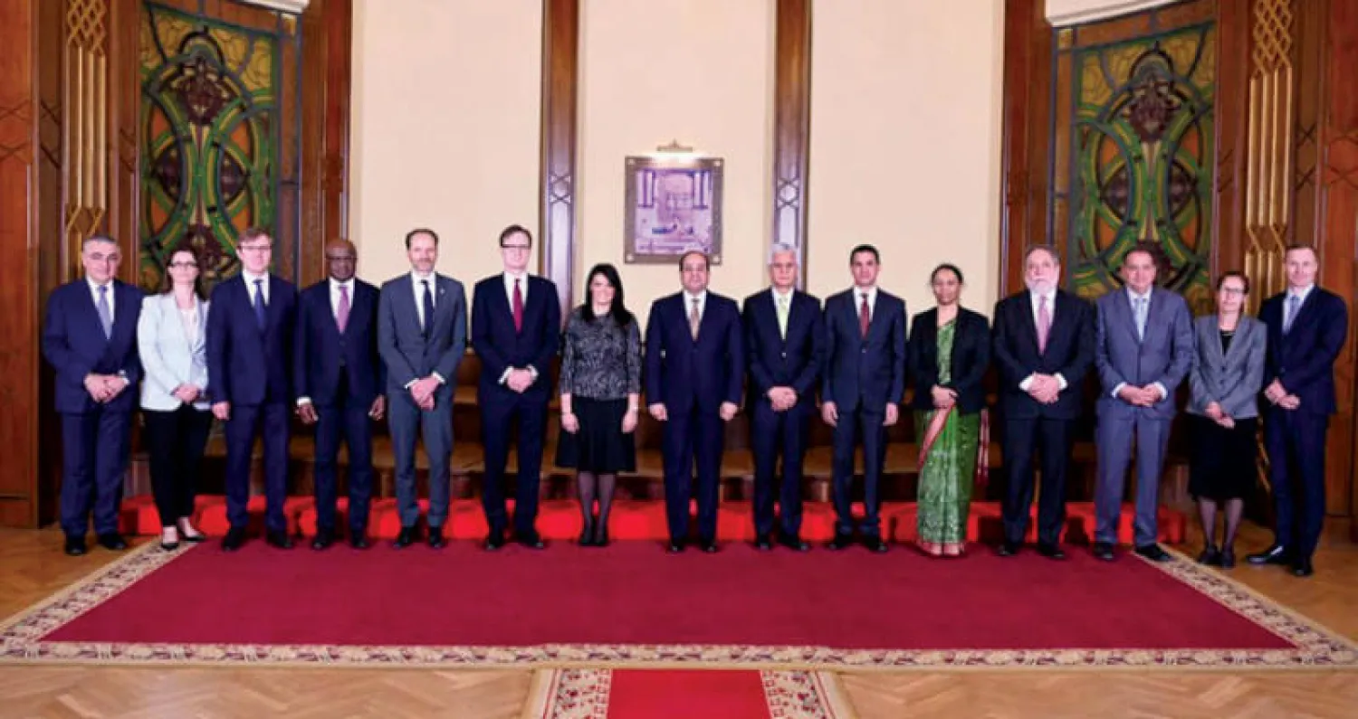 الرئيس المصري السيسي ووزيرة التعاون الدولي رانيا المشاط يتوسطان عدداً من مسؤولي «البنك الدولي» أمس (الرئاسة المصرية)