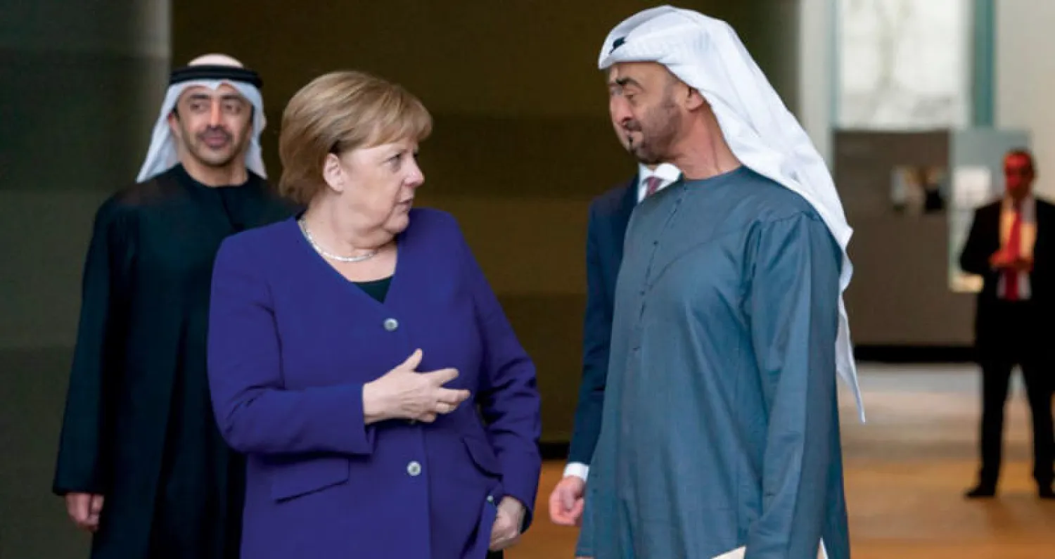 الشيخ محمد بن زايد وأنجيلا ميركل خلال لقائهما أمس ويبدو في الصورة الشيخ عبد الله بن زايد وزير الخارجية الإماراتي (وام)