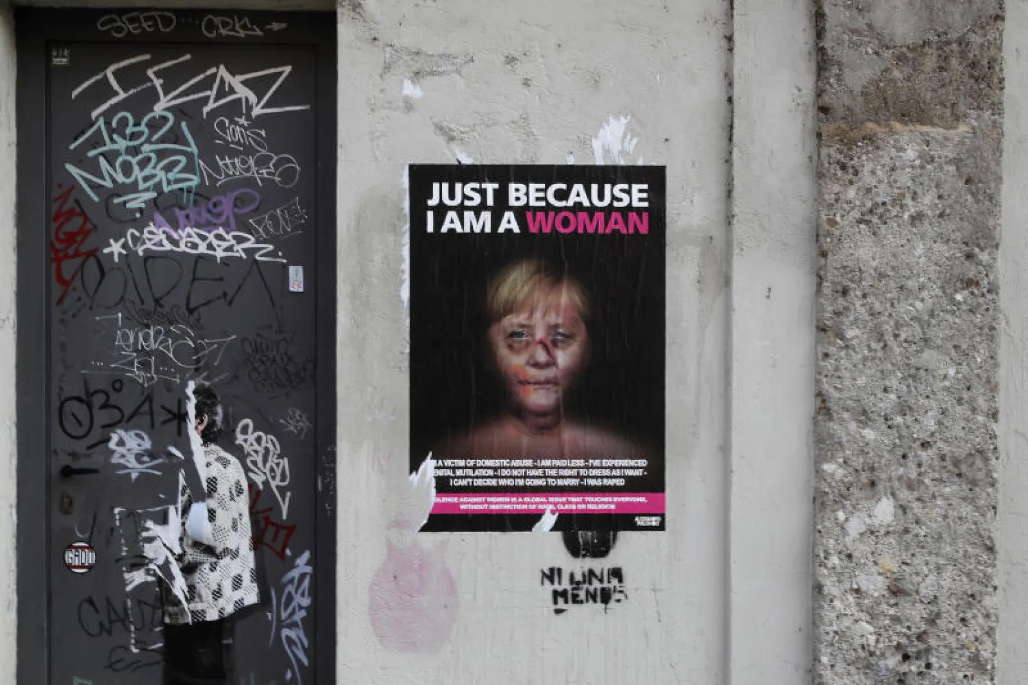 - ملصقات تظهر نساء بارزات ضمن حملة حول العنف الأسري في ميلانو (أ.ف.ب)
- المستشارة الألمانية أنجيلا ميركل تظهر على ملصق عن العنف المنزلي (أ.ب)