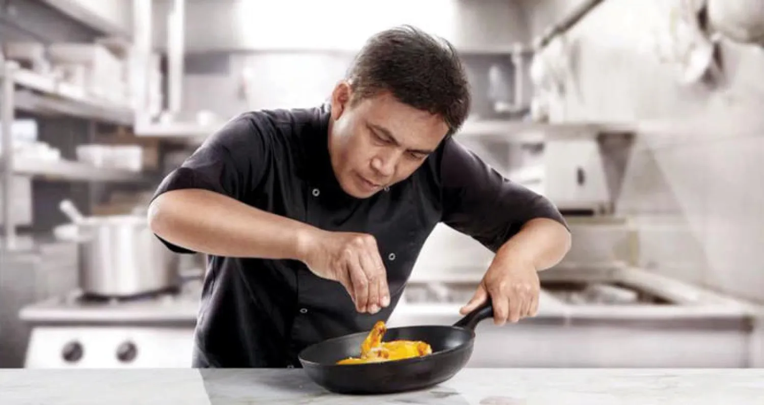 الشيف هيرماوان يعد أحد الأطباق