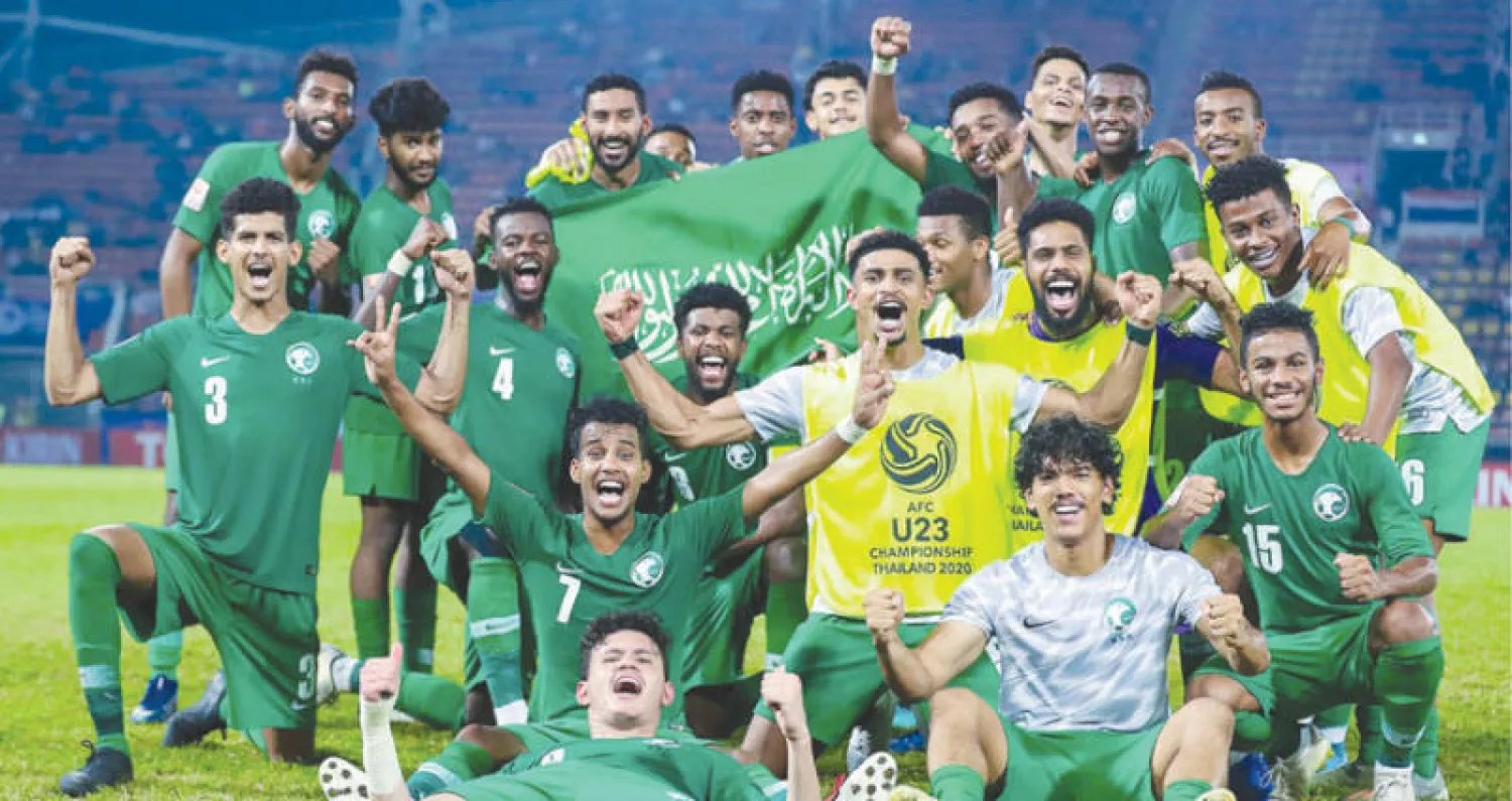 لاعبو المنتخب السعودي الأولمبي يحتفلون بتأهلهم إلى نصف النهائي (الشرق الأوسط)