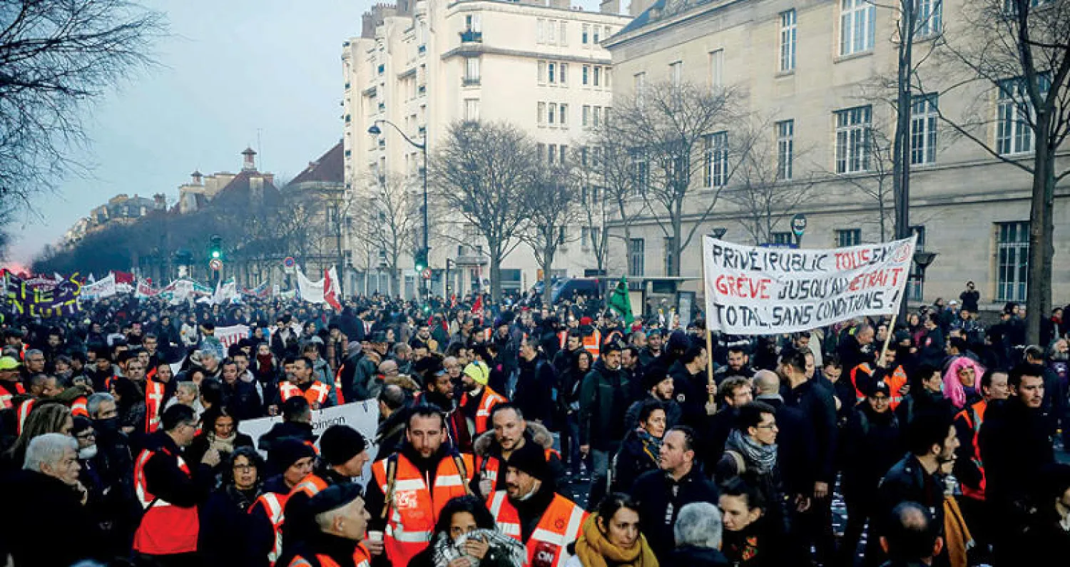مظاهرة ضد إصلاح نظام التقاعد في باريس الجمعة (أ.ف.ب)