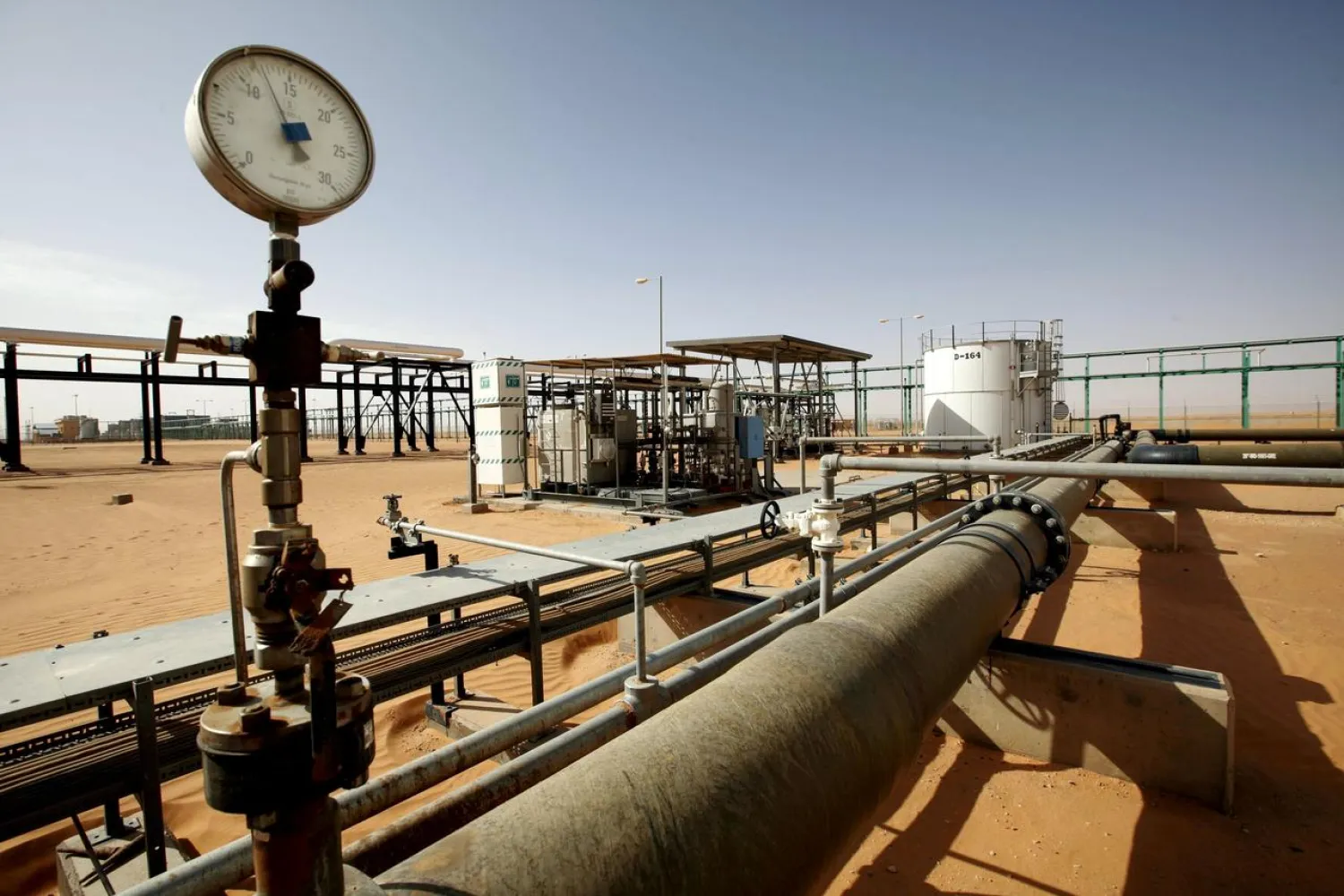 FILE PHOTO: A general view of the El Sharara oilfield, Libya December 3, 2014. REUTERS/Ismail Zitouny/File Photo
