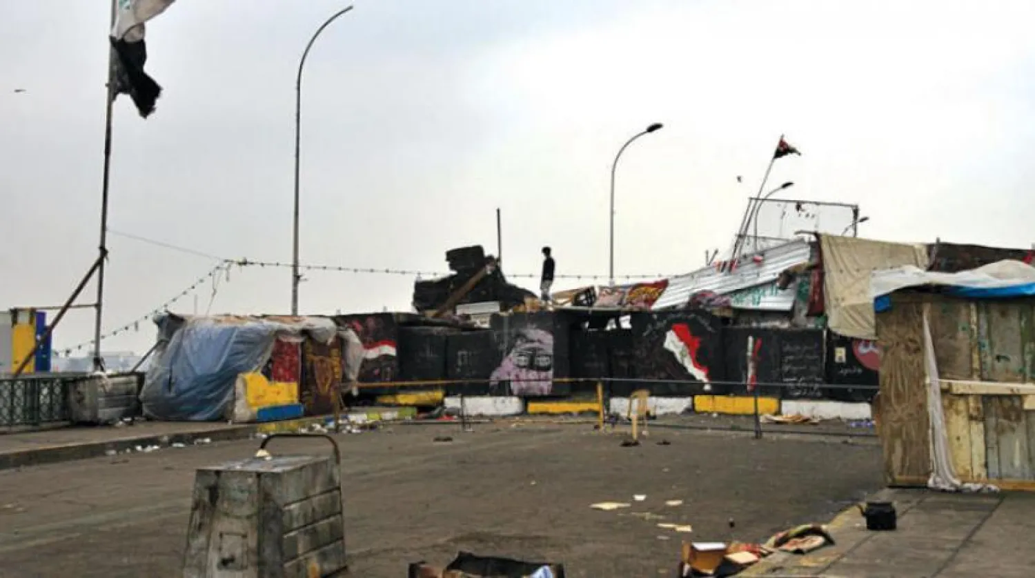 Sinek Meydanı’nda göstericiler ile güvenlik güçleri arasında önceki gece çıkan çatışmaların ardından terk edilmiş barikatlar (AP)