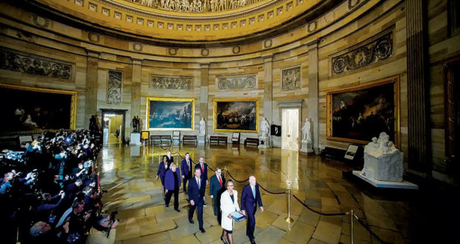 ديمقراطيون يحملون بنود الاتهام إلى مجلس الشيوخ الأربعاء الماضي (رويترز)