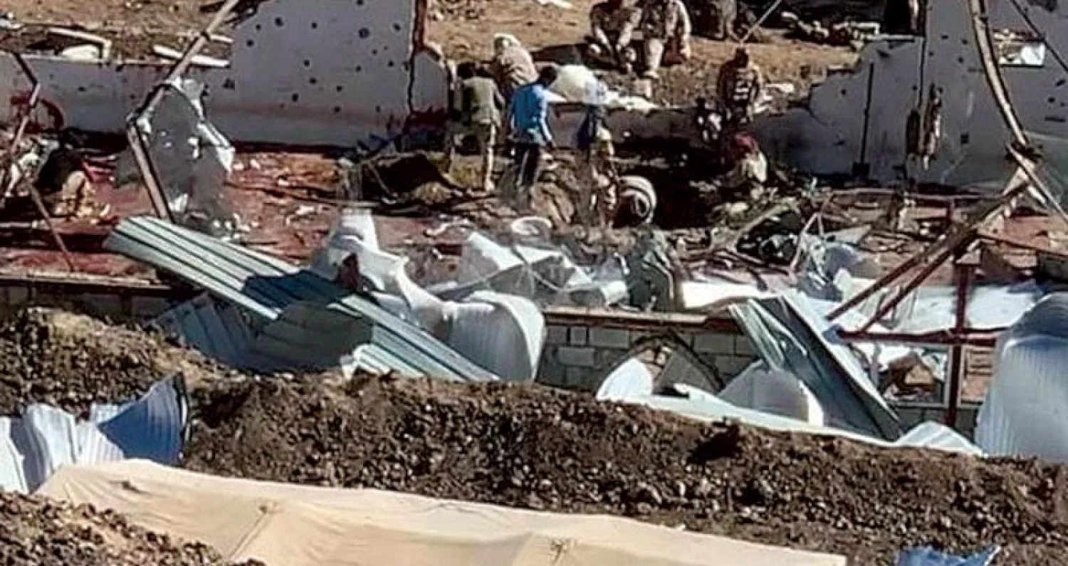 جانب من آثار الهجوم على القاعدة العسكرية في مأرب كما بدت أمس في صورة متداولة على وسائل التواصل الاجتماعي