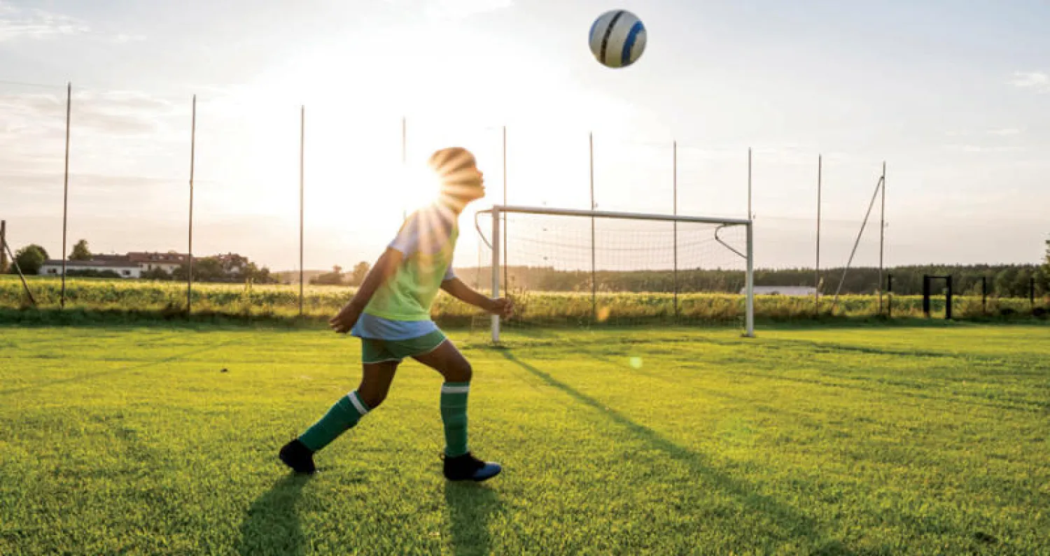 اسكوتلندا ستفرض حظراً على لعب الكرة بالرأس في تدريبات الأطفال