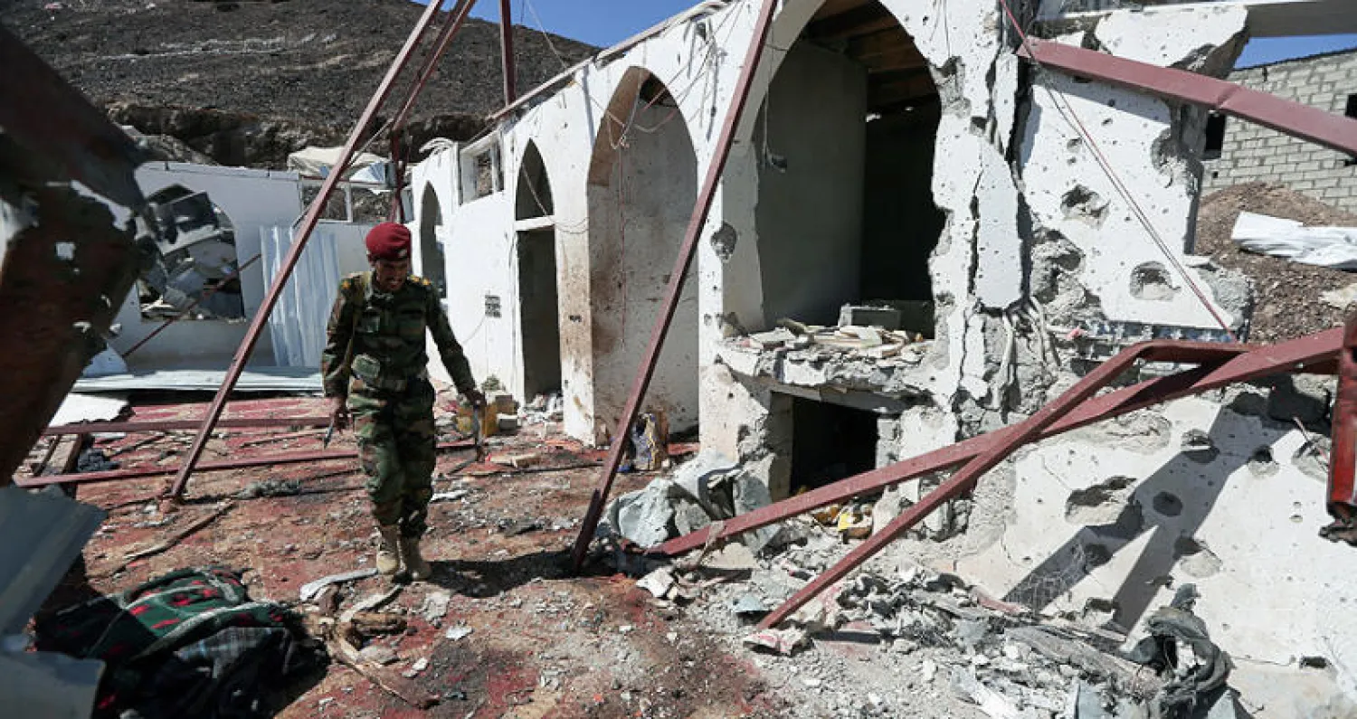 جندي تابع للجيش اليمني يعاين أمس آثار الدمار الناجم عن الهجوم الحوثي ضد مسجد تابع للجيش في مأرب (رويترز)