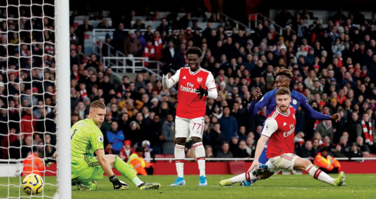 أبراهام  مهاجم تشيلسي (يمين) يسجل في مرمى آرسنال بلقاء الذهاب (رويترز)