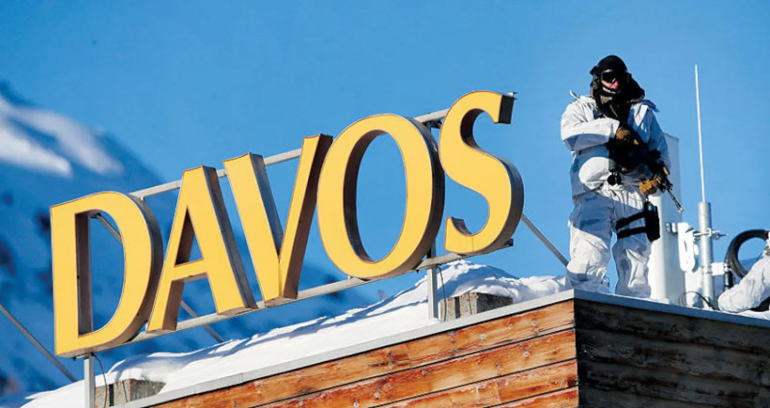 رجل أمن يعتلي مبنى في دافوس عشية الدورة الخمسين للمنتدى (رويترز)