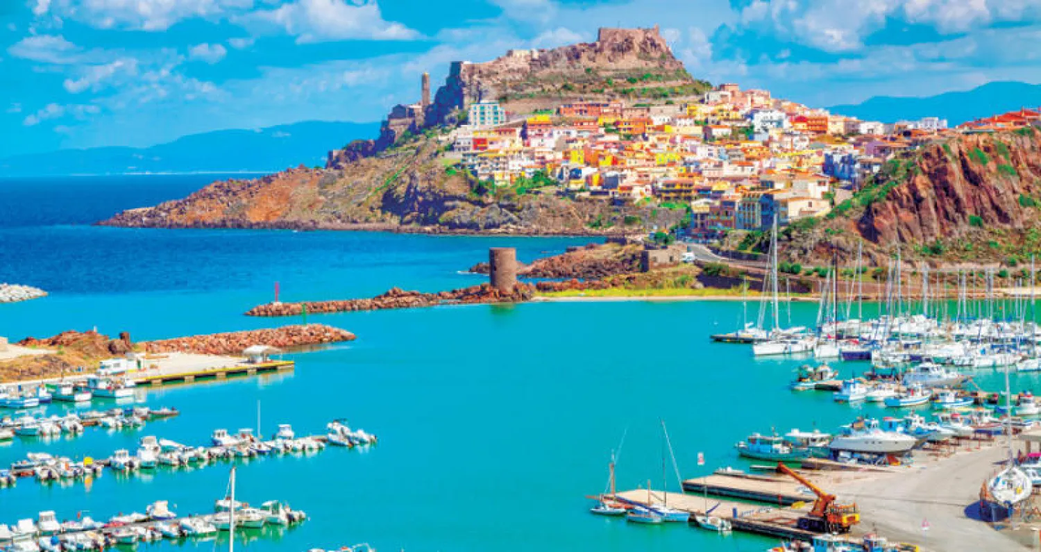 مياه لازوردية ويخوت راسية