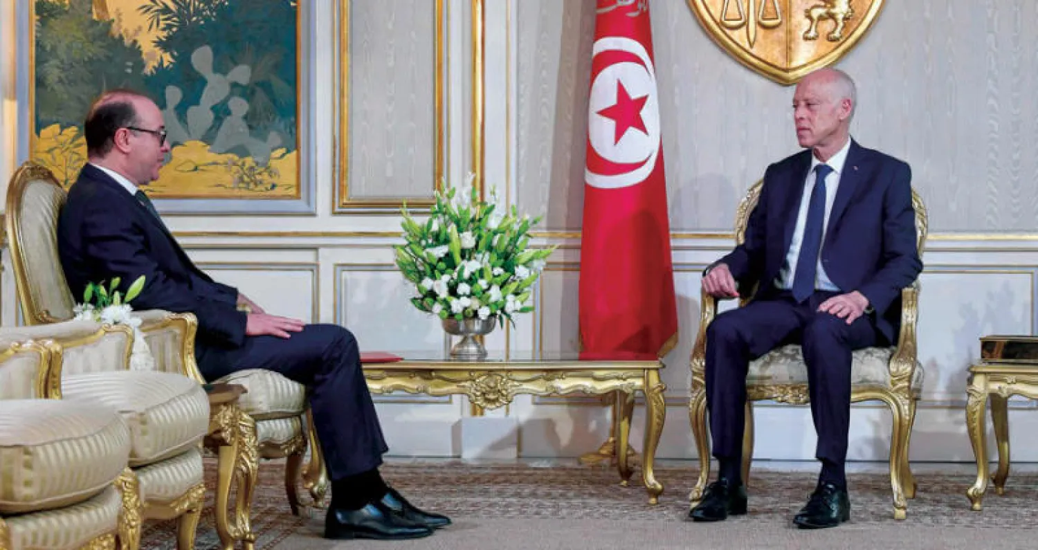 الرئيس التونسي قيس سعيد خلال استقباله إلياس الفخفاخ في قصر الجمهورية مساء أول من أمس (أ.ف.ب)