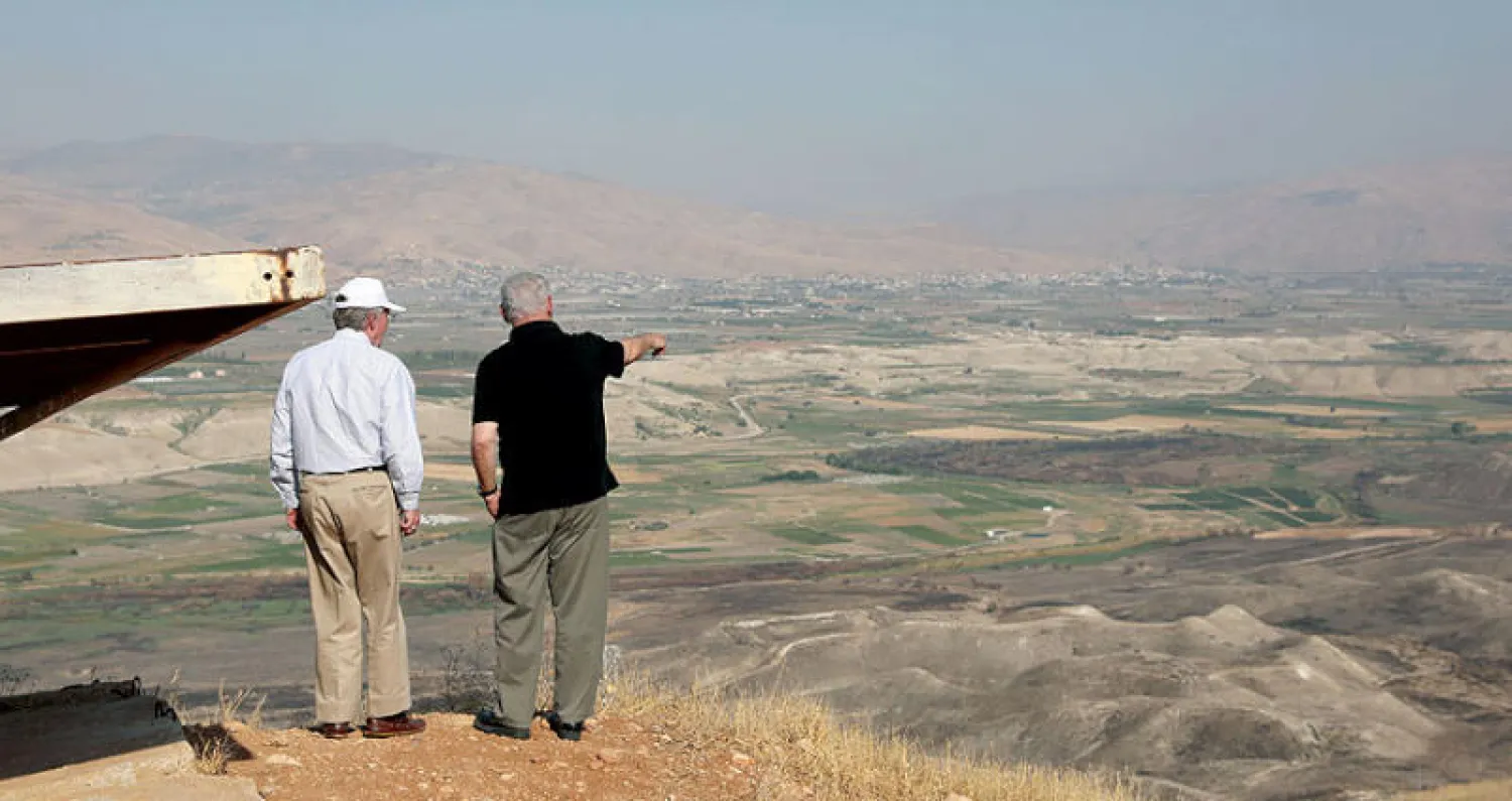 مستشار الأمن الأميركي السابق جون بولتون مع نتنياهو في زيارة لأغوار الأردن يونيو الماضي (غيتي)