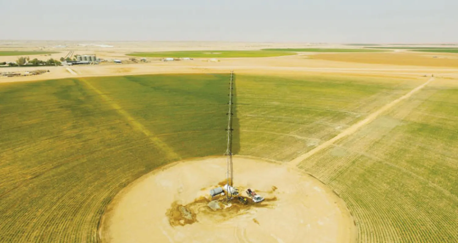 تظهر الصورة نظام ري نموذجياً يغمر حقلاً بمساحة 50 هكتاراً