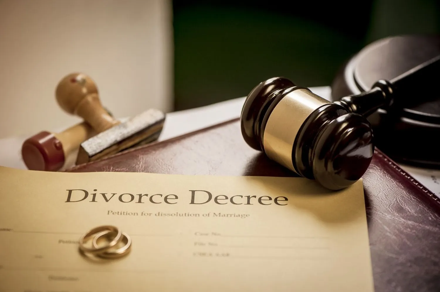 Divorce decree and wooden gavel. (Getty Images)