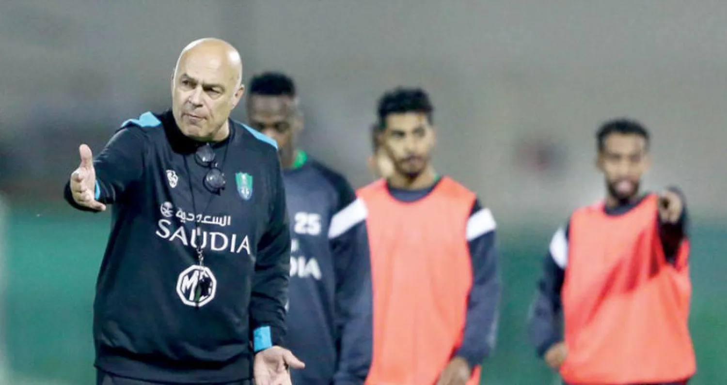 غروس يوجه لاعبي الأهلي في تدريباته الأخيرة (الشرق الأوسط)