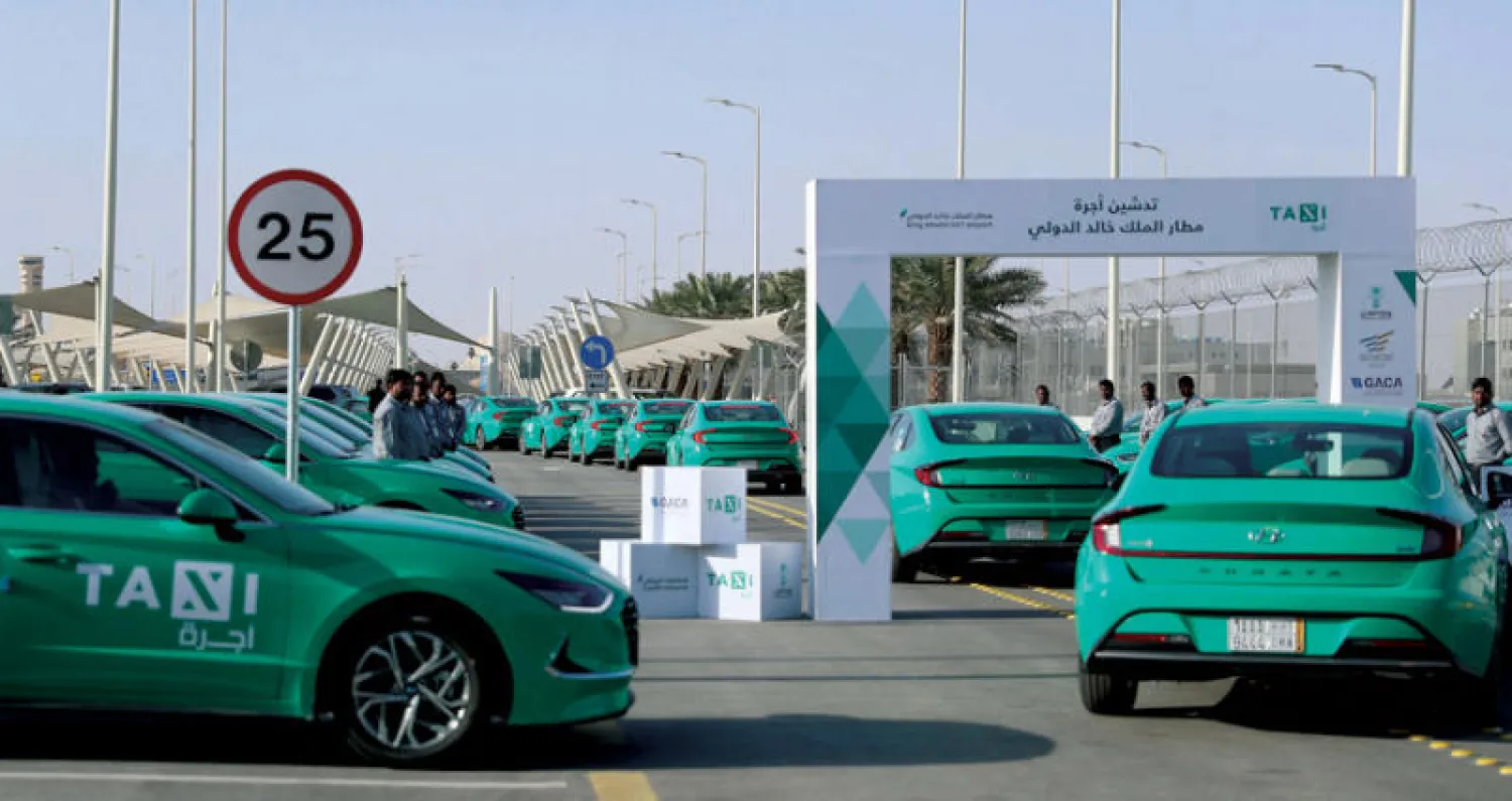 سيارات الأجرة بالشكل الجديد خلال وجودها في مطار الملك خالد الدولي بالرياض (تصوير: صالح الغنام)