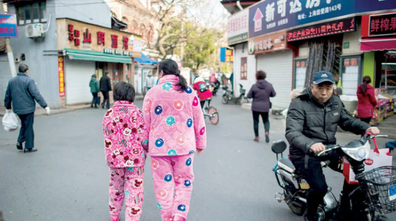 أثارت المدينة غضب سكانها بعد نشر صور لبعضهم مرتديين البيجامات (غيتي)