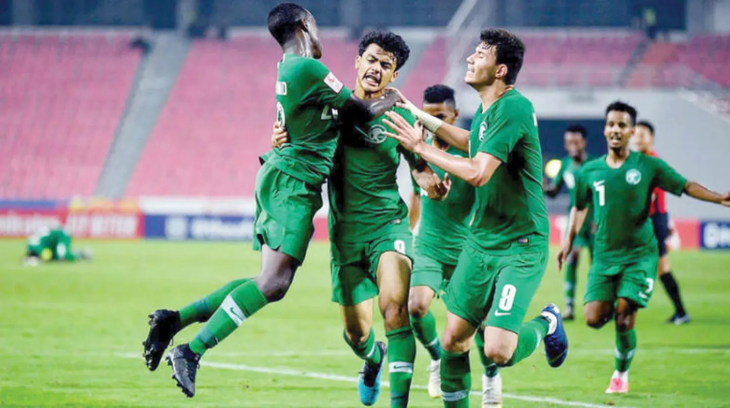 ناصر العمران ينطلق فرحاً بهدفه الثمين في المرمى الأوزبكي (الشرق الأوسط)