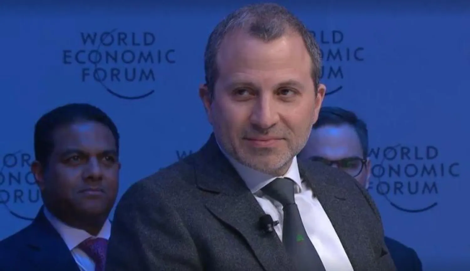 وزير الخارجية اللبناني السابق جبران باسيل يتحدث خلال جلسة بالمنتدى الاقتصادي العالمي في دافوس