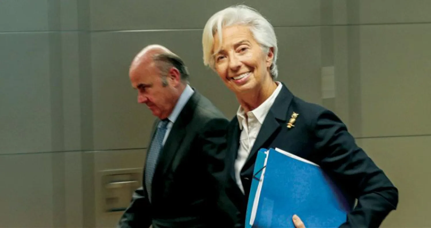 رئيسة البنك المركزي الأوروبي كريستين لاغارد في طريقها إلى مؤتمر صحافي في فرانكفورت أمس (إ.ب.أ)