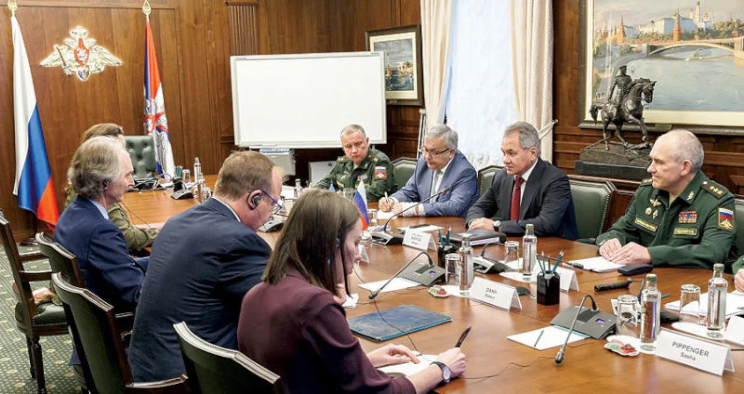 جانب من مباحثات وزير الدفاع الروسي سيرغي شويغو والمبعوث الأممي غير بيدرسن في موسكو أمس (وزارة الدفاع الروسية)
