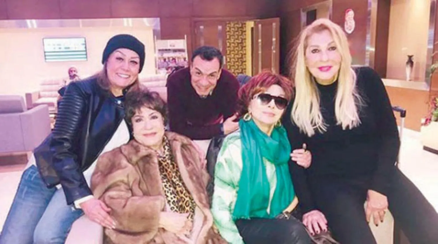 نادية الجندي ونبيلة عبيد وسميحة أيوب وهالة فاخر مع وائل إحسان مخرج مسلسل «نساء من ذهب»