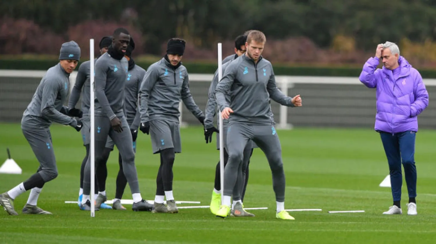 جماهير توتنهام بدأت تخشى من الأجواء السلبية التي ينشرها مورينيو في الفريق (إ.ب.أ)