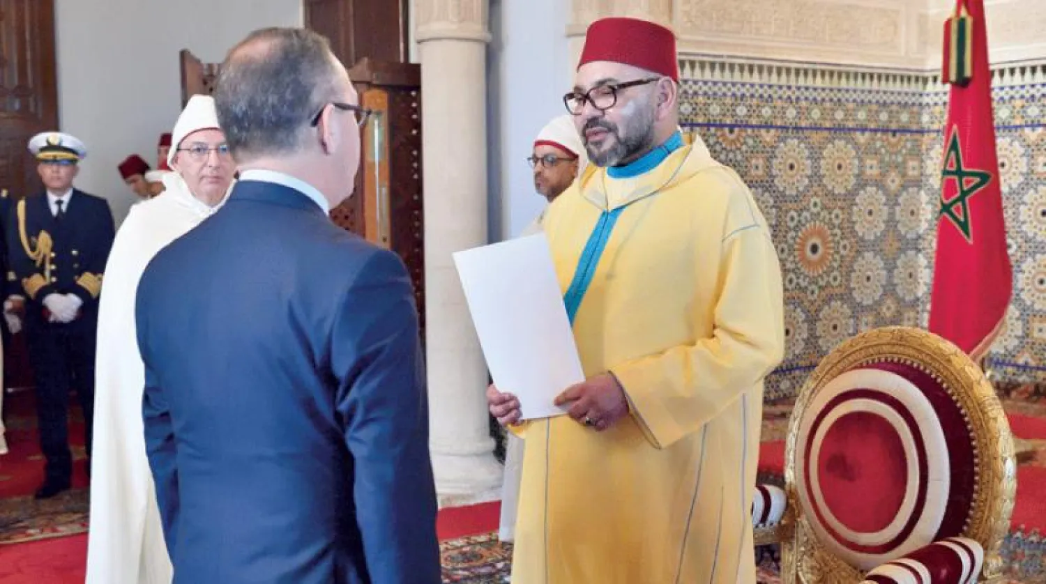 العاهل المغربي لدى استقباله أحد السفراء الأجانب الجدد مساء أول من أمس في الرباط (ماب)