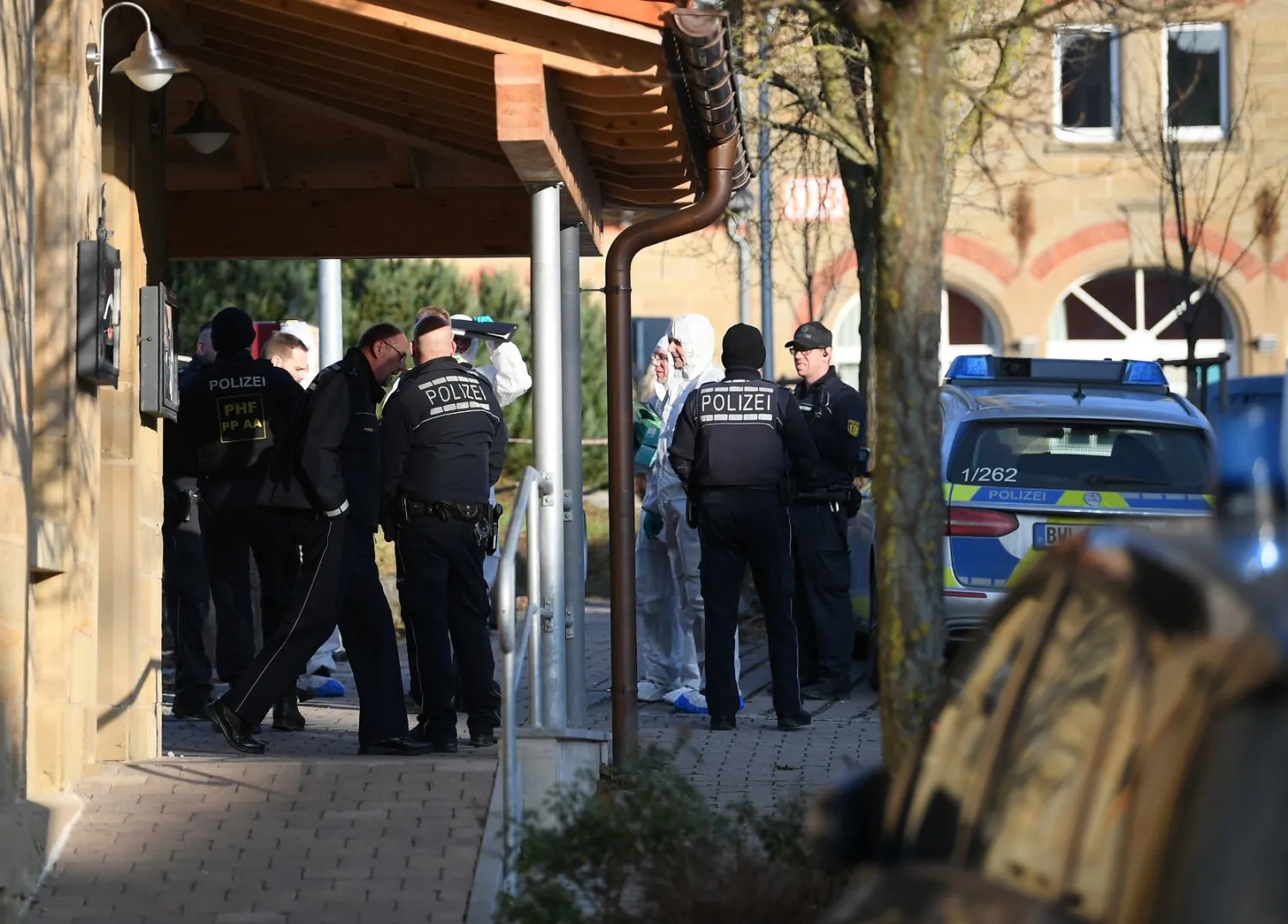 خبراء الأدلة الجنائية في مكان الحادث (د.ب.أ)