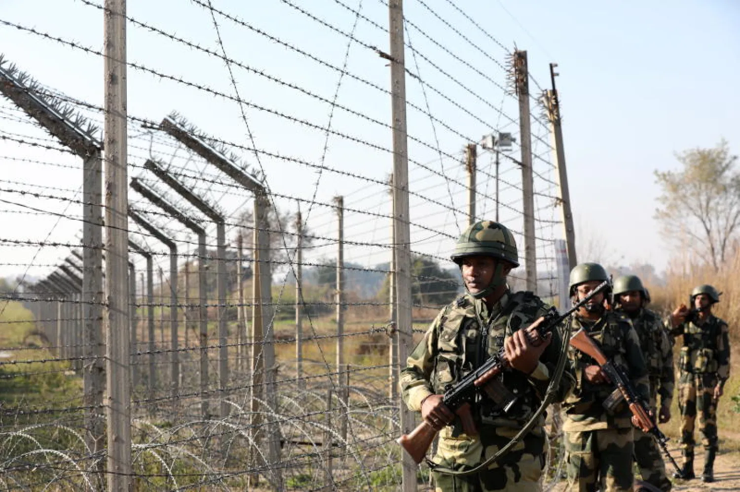 دورية هندية راجلة على الحدود الفاصلة بين الشطرين الهندي والباكستاني من كشمير (إ.ب.أ)