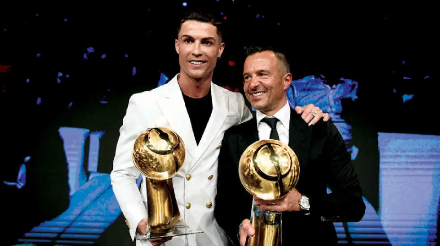 مينديز مع رونالدو أشهر صفقاته في عالم كرة القدم خلال حفل تكريم بالإمارات (رويترز)