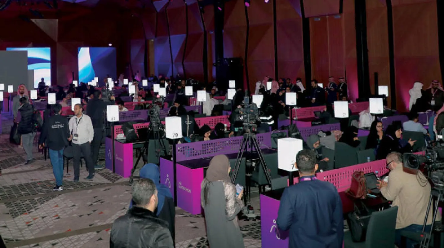 جانب من فعاليات «آرتاثون الذكاء الاصطناعي» التي تنعقد في العاصمة الرياض وتختتم أعمالها اليوم (تصوير: يزيد السمراني)