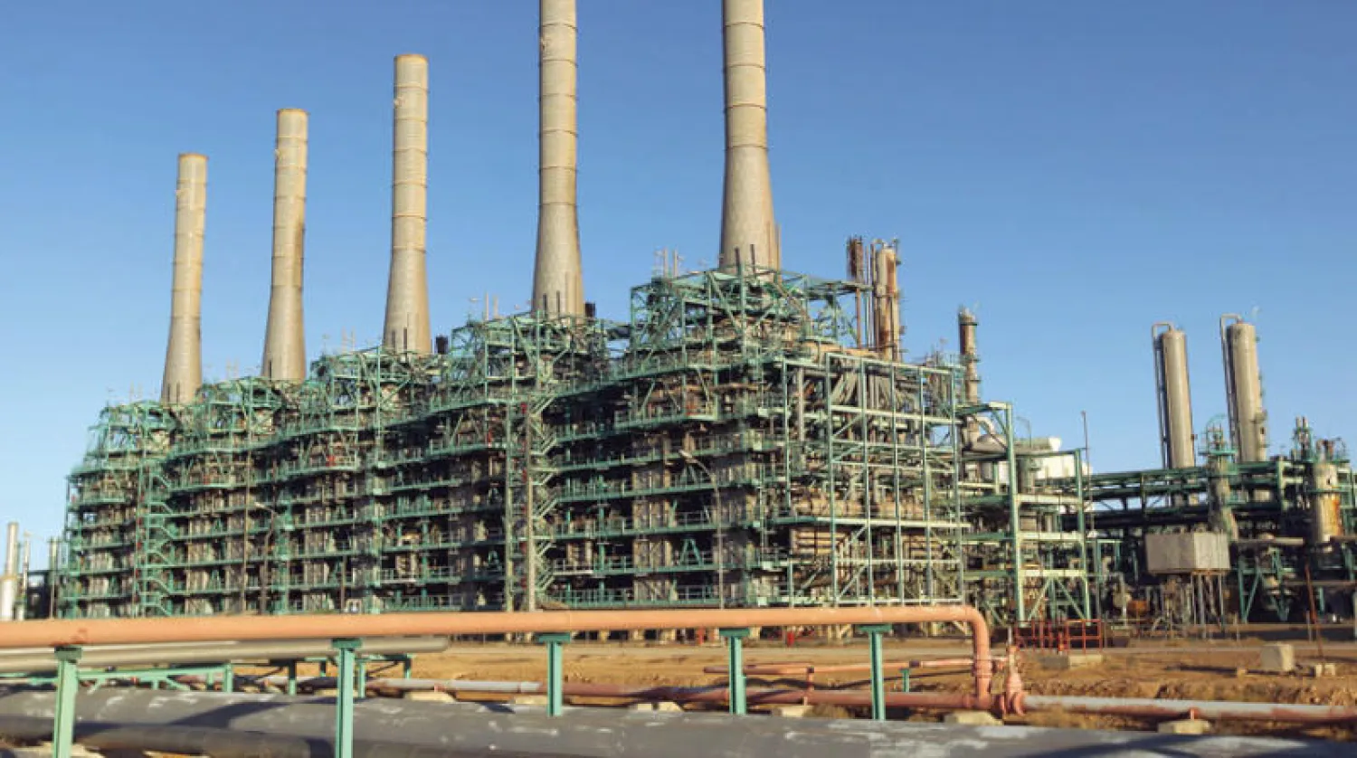 صورة لواجهة مقر شركة راس لانوف للنفط التي انخفض إنتاجها بعد إغلاق حقول في شرق ليبيا وجنوبها (أ.ف.ب)