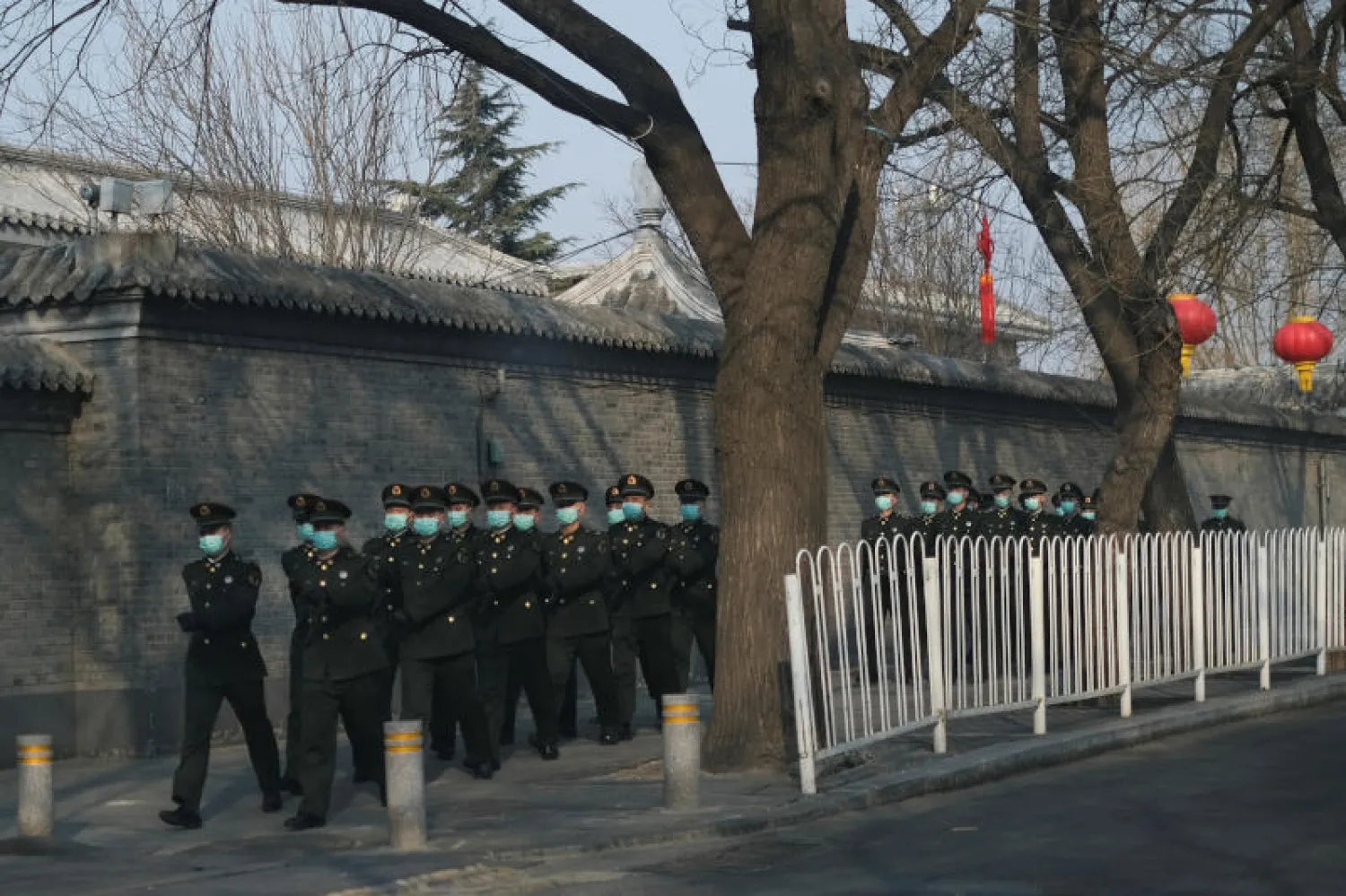 أفراد من جيش التحرير الشعبي الصيني في أحد شوارع بكين (رويترز)